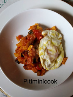 Una foto de Pisto con patatas y huevo frito
