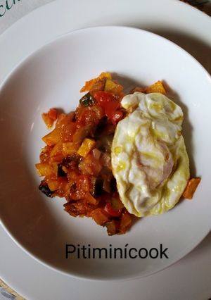 Una foto de Pisto con patatas y huevo frito