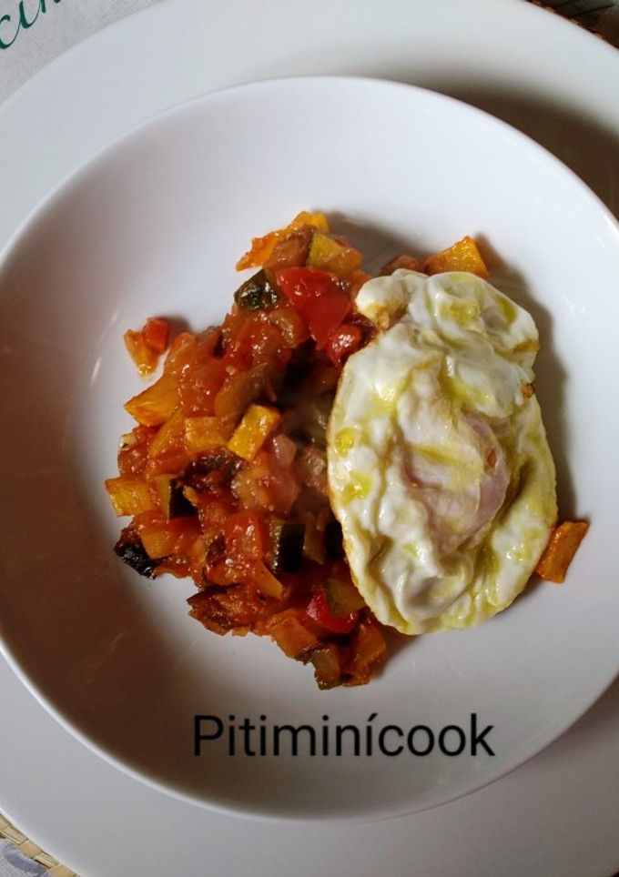 Una foto de Pisto con patatas y huevo frito