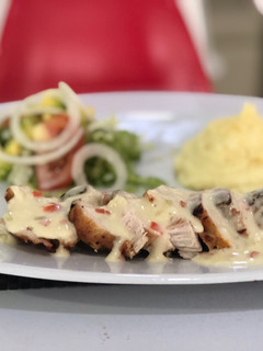 Una foto de Suprema de pollo 🐓 al horno en salsa bechamel