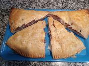 Una foto de empanada de jamón y beicon