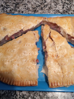 Una foto de Empanadas de Pechuga de pollo con bacon, dátiles y queso con masa Quebrada