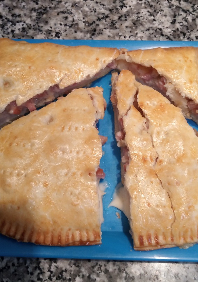 Una foto de Empanadas de Pechuga de pollo con bacon, dátiles y queso con masa Quebrada