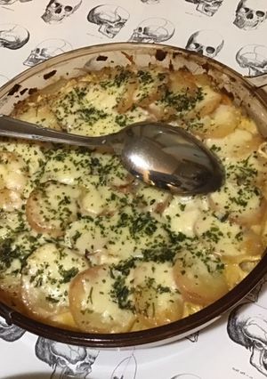 Une photo de Gratin de pommes de terre et carottes à la crème et fromage