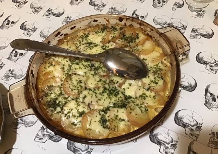 Gratin de pommes de terre et carottes à la crème et fromage