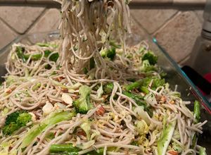 Una foto de 🥒 🥬 ENSALADA GREEN GODDESS NOODLES 🍝 🥦 🥗