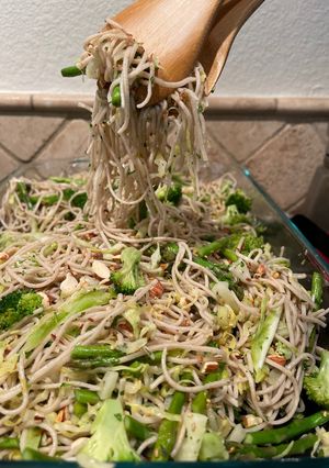 Una foto de 🥒 🥬 ENSALADA GREEN GODDESS NOODLES 🍝 🥦 🥗