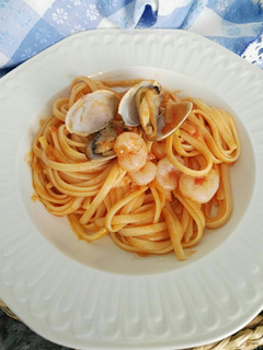 Una foto de Tallarines a la marinera con almejas y gambas