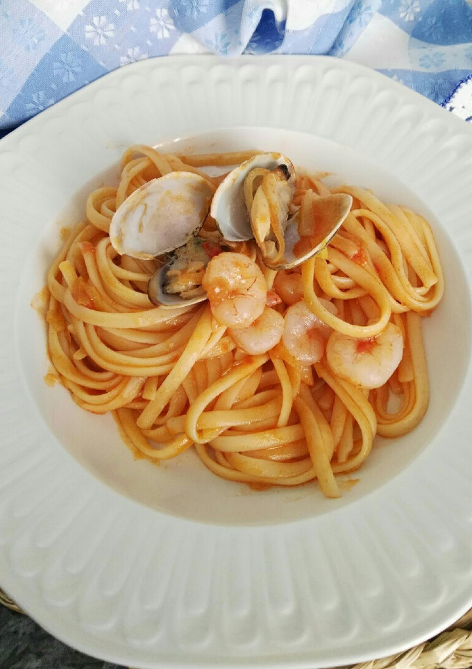 Una foto de Tallarines a la marinera con almejas y gambas
