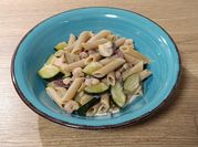 Una foto de pasta integral con calabacín y champiñones