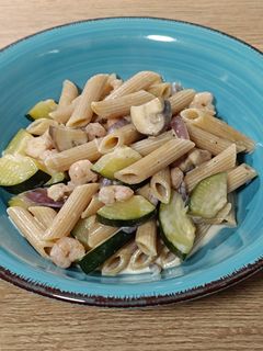 Una foto de Pasta corta con camarones, calabacín y champiñones en salsa Camembert al Jerez