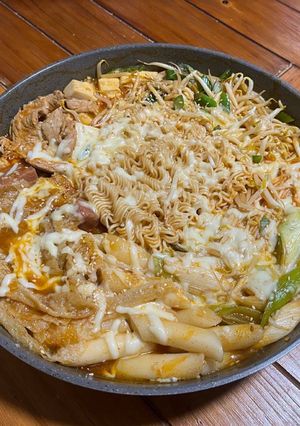 Hình của món Army stew. Lẩu mì tokbokki Hàn Quốc.