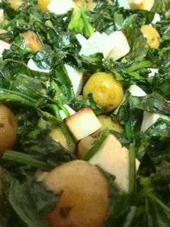 Una foto de Ensalada Vegetariana de Tofu Con Papas Colombianas Y Espinaca