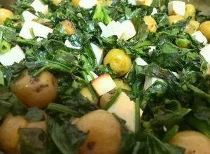 Una foto de Ensalada Vegetariana de Tofu Con Papas Colombianas Y Espinaca