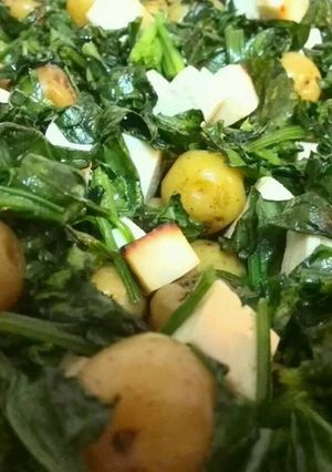 Una foto de Ensalada Vegetariana de Tofu Con Papas Colombianas Y Espinaca