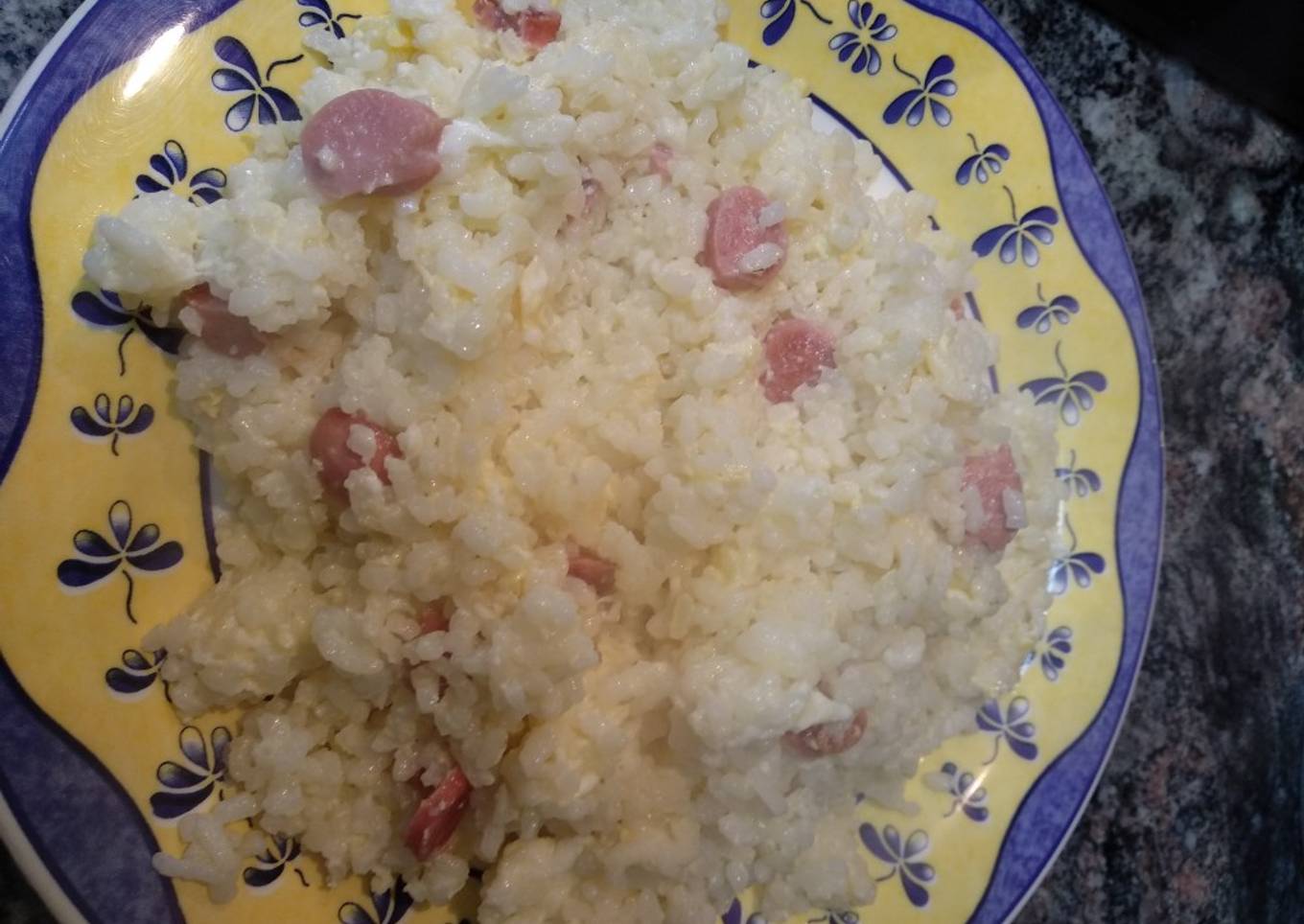 Arroz a la cubana con huevo, leche y salchichas