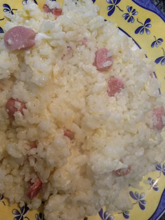 Una foto de Arroz a la cubana con huevo, leche y salchichas