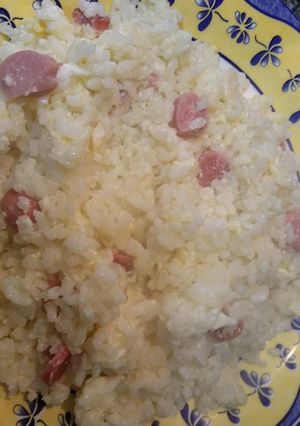 Una foto de Arroz a la cubana con huevo, leche y salchichas