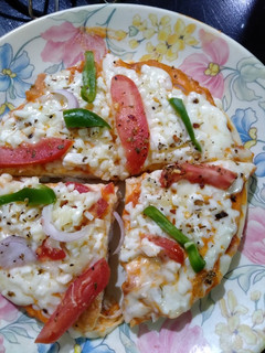 વેજ પિઝા(Veg pizza recipe in gujarati) રેસીપી મુખ્ય ફોટો