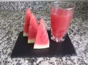 Una foto de bebidas de sandía