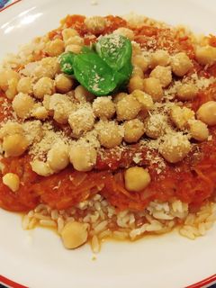 Una foto de Arroz con salsa y garbanzos (vegano)🍛🌿