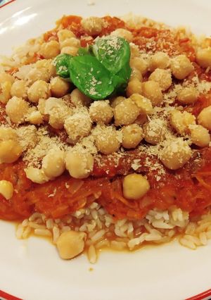 Una foto de Arroz con salsa y garbanzos (vegano)🍛🌿
