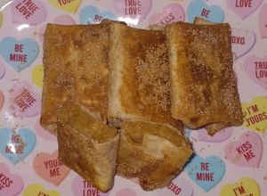 Una foto de Chimichangas de manzana 🍎🍏