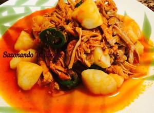 Una foto de Carne desebrada de cerdo con papas en chile guajillo💖
