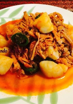 Una foto de Carne desebrada de cerdo con papas en chile guajillo💖