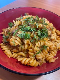 Una foto de Espirales con salsa boloñesa al sartén 🍝
