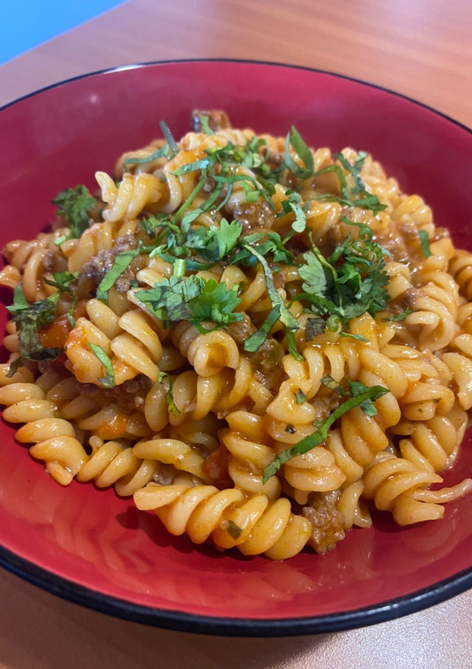 Una foto de Espirales con salsa boloñesa al sartén 🍝