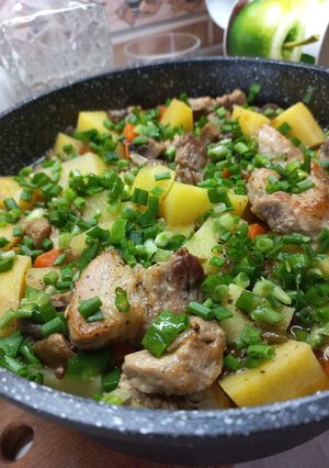 Фото Картофель тушёный со свининой и грибами.