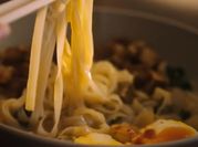Una foto de ramen brócoli