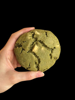 Una foto de Galletas de matcha con chocolate blanco
