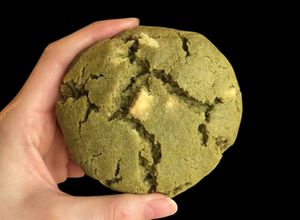 Una foto de Galletas de matcha con chocolate blanco