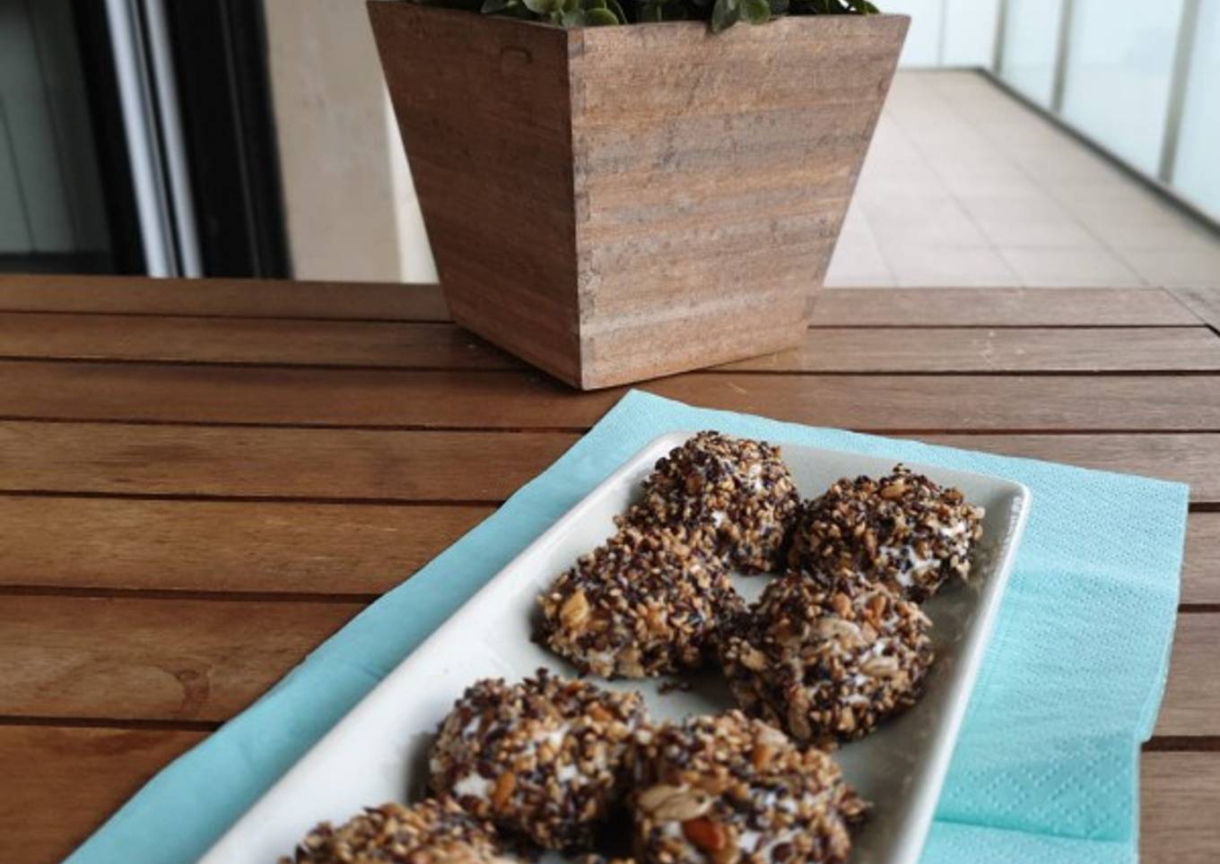 Bolitas de queso de cabra con crujiente de semillas