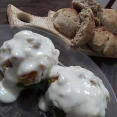 Una foto de Zapallitos rellenos con salsa blanca
