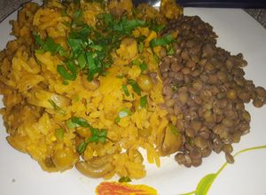 Una foto de Arroz amarillo con champiñones y lentejas 🍛