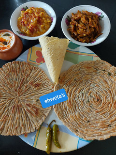 ખોબા રોટી અને કંકોડા નું શાક(khoba roti and kAnkoda nu saak recipe in Gujarati ( રેસીપી મુખ્ય ફોટો