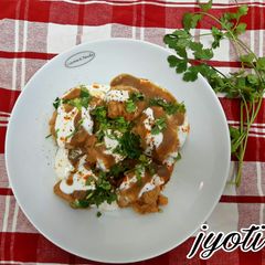 A picture of Dahi Bhalla Chaat.
