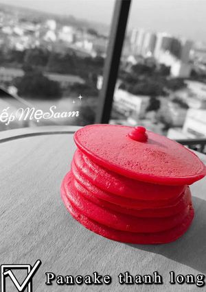 Hình của món Pancake thanh long đỏ.