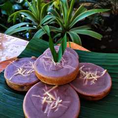 A picture of Kue lumpur ubi ungu.
