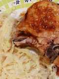 Costillitas de cerdo con salsa saborizada y chucrut especiado