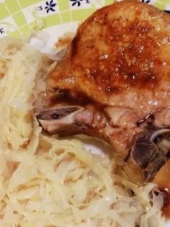 Una foto de Costillitas de cerdo con salsa saborizada y chucrut especiado