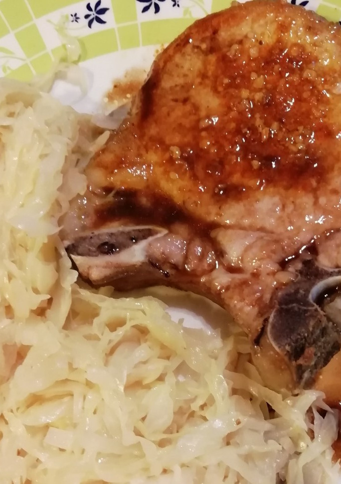 Una foto de Costillitas de cerdo con salsa saborizada y chucrut especiado