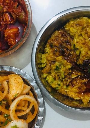 દાલ ખીચડી (Dal Khichdi Recipe In Gujarati) રેસીપી મુખ્ય ફોટો