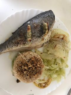 Una foto de Dorada al horno con arroz y repollo