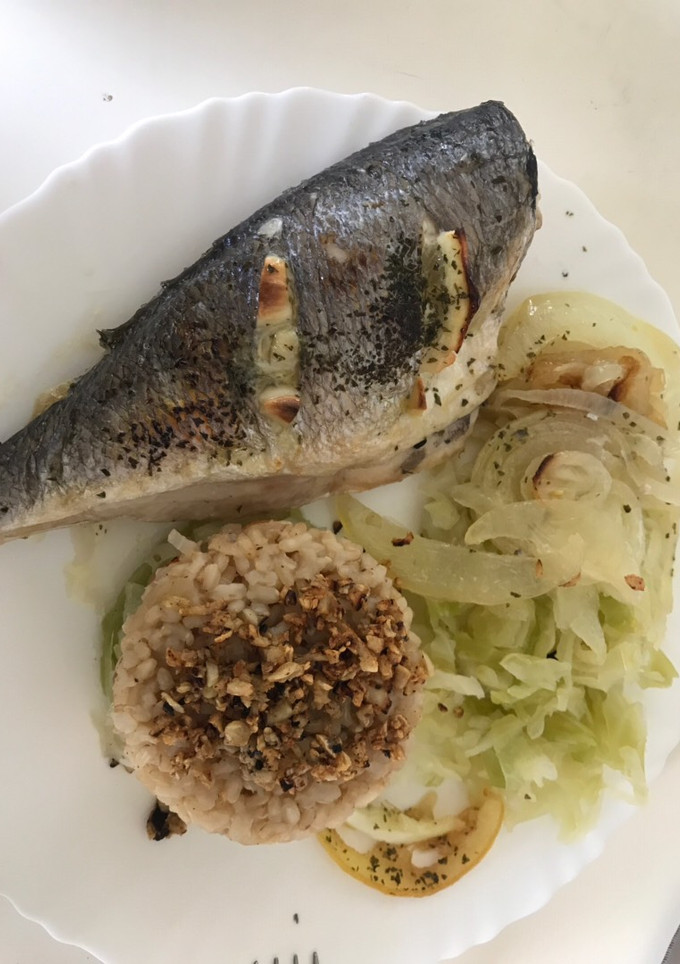 Una foto de Dorada al horno con arroz y repollo