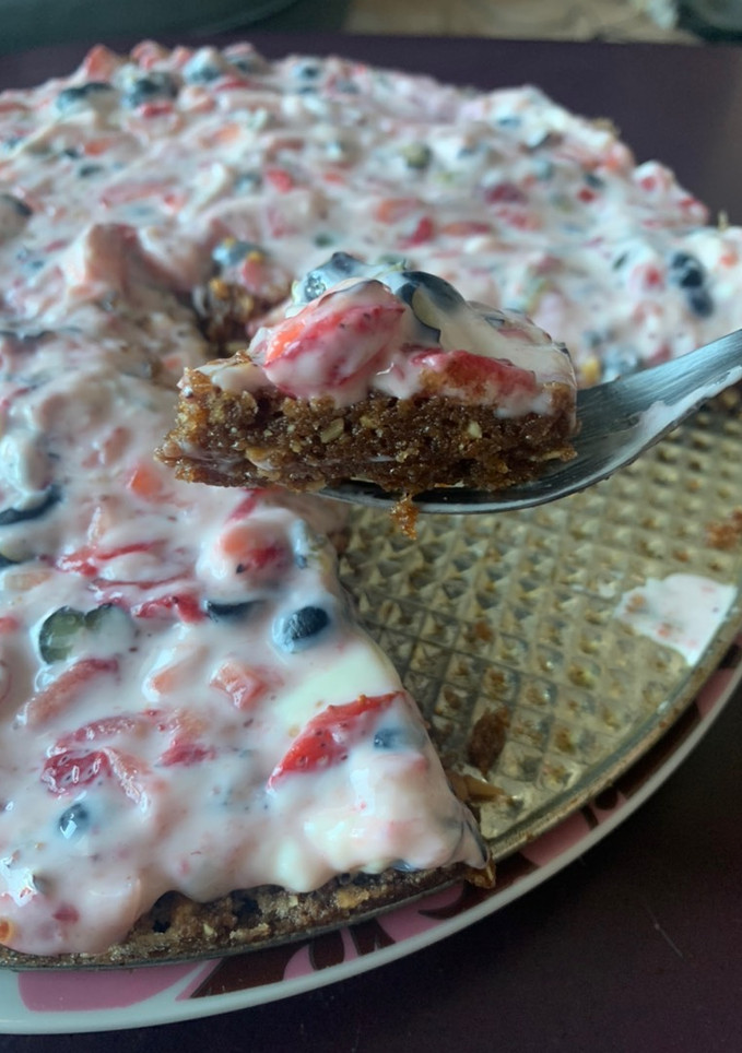 Una foto de Tarta rápida de frutas con base de maní