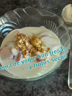 Una foto de ☆ Fresas con yogur y frutos secos